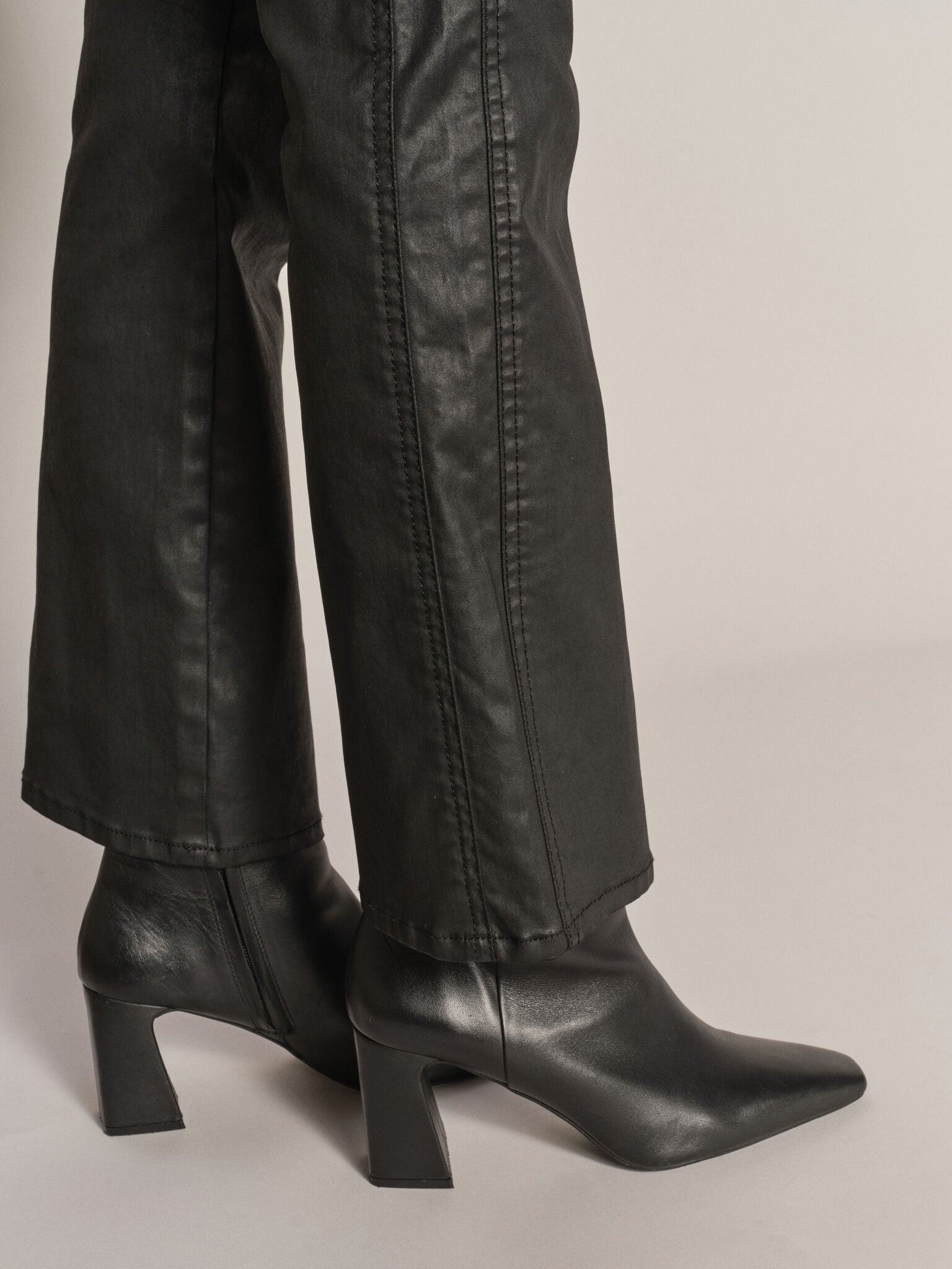 Modelshot / Black / Detail